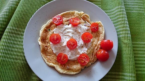 Omlet z cukinią, serem light i pomidorkami cherry