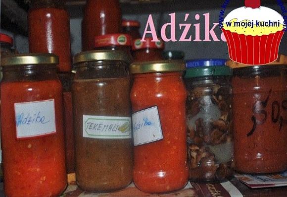 Adżika - przepis na tradycyjną przyprawę z papryki i pomidorów