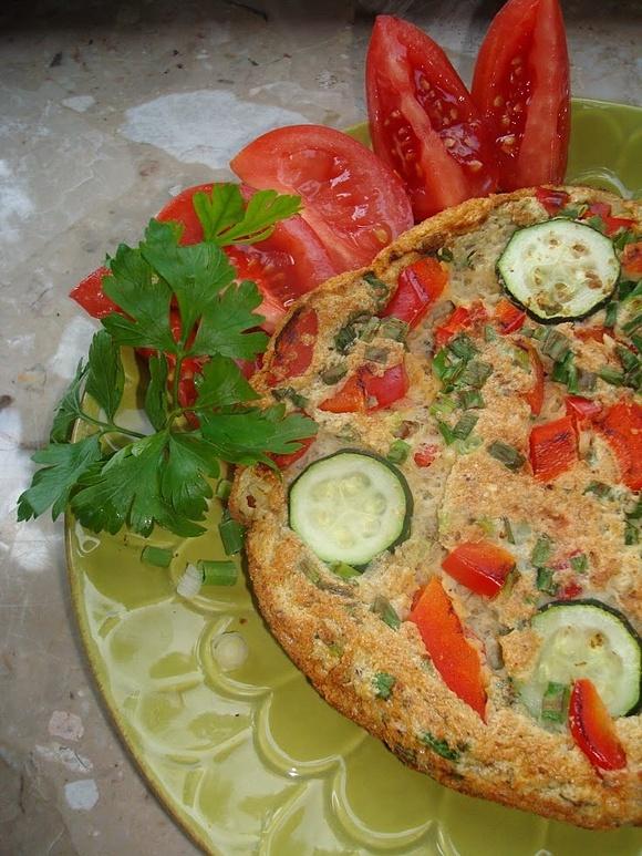 Omlet z cukinią, papryką i szczypiorem