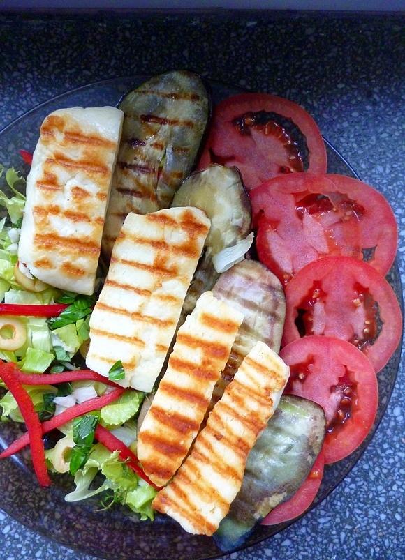 Grillowany ser halloumi z bakłażanem i pomidorami