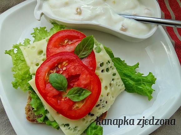 Ukochane połączenie sałaty i sera żółtego na kanapkę