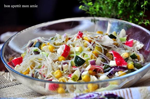 Sałatka surimi z warzywami, makaronem ryżowym i dodatkami
