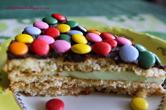 Tęczowy tort z warstwami, galaretką i drażami Lentilky