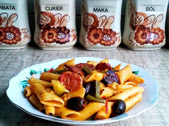 Makaron z chorizo, cukinią i fasolką szparagową