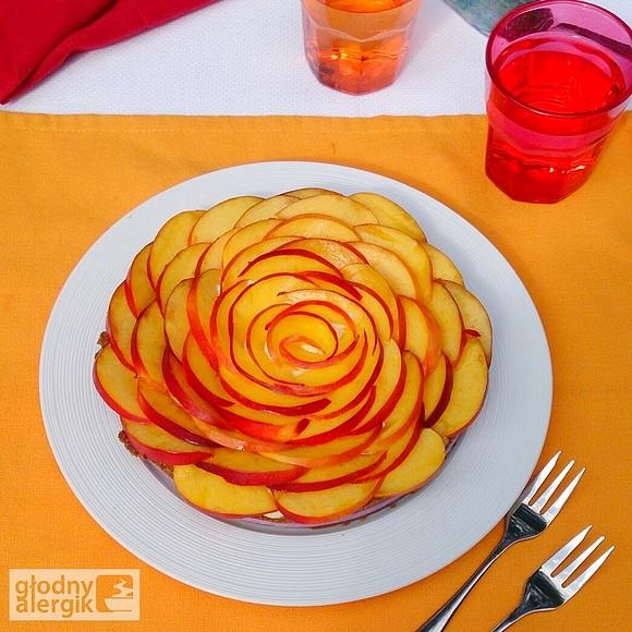 Tarta z kremem budyniowym i nektarynkami bez glutenu, mleka i jajek