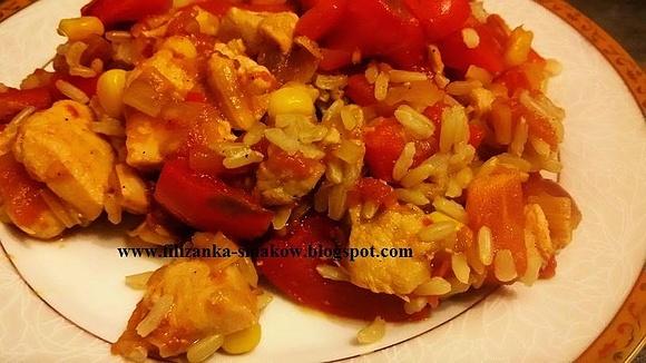 Lunch box z brązowym ryżem, kurczakiem i warzywami