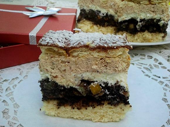 Makowiec na biszkopcie z bitą śmietaną i orzechową masą
