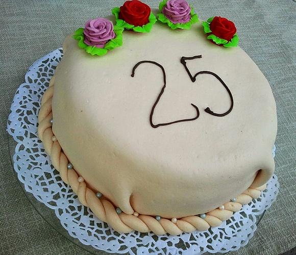 Rocznicowy tort z biszkoptu orzechowego i czekoladowym ganache