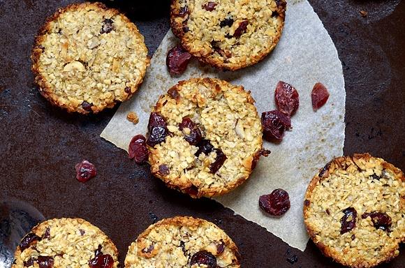 Wegańskie ciasteczka owsiane z bananami, orzechami i żurawiną