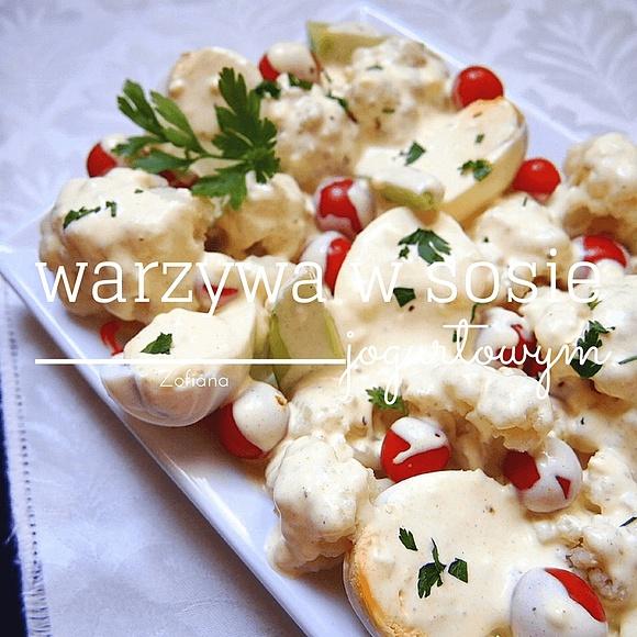 Sałatka warzywna w sosie jogurtowym