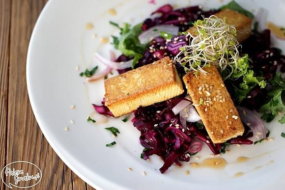 Chrupiące tofu z czerwoną kapustą i colesławem