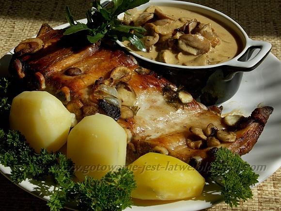 Żeberka pieczone z purchawkami w sosie śmietanowym