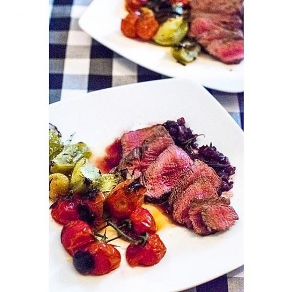 Stek z rozmarynem, pieprzem kolorowym i czosnkiem na grillu
