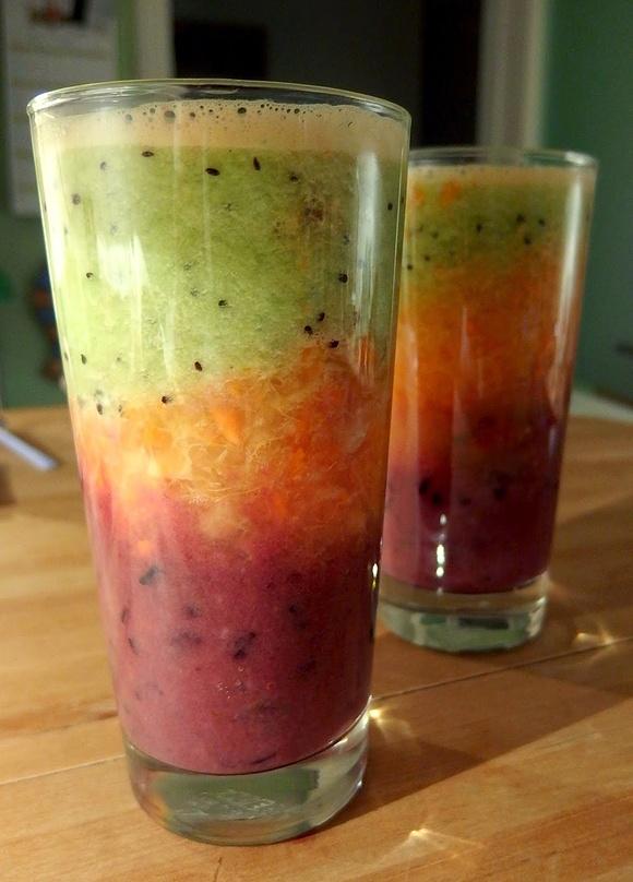 Smoothie w kolorach jesieni z kiwi, marchewką i winogronami