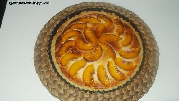 Francuska tarta serowa z brzoskwiniami