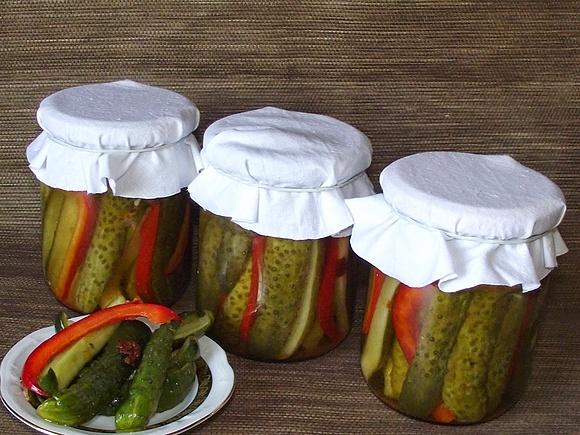 Ogórki z chilli, papryką i suszonymi pomidorami