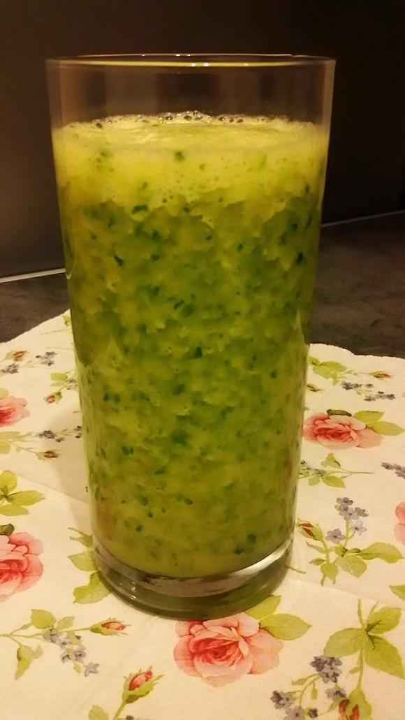 Fit koktajl pietruszkowy z bananem i sokiem pomarańczowym