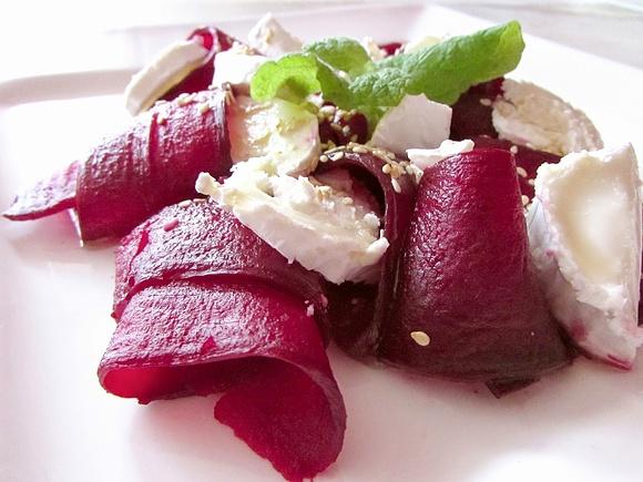 Carpaccio z pieczonych buraków z kozim serem
