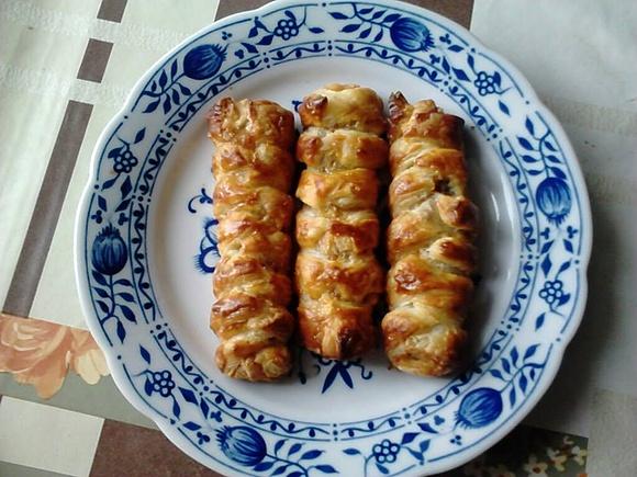 Parówkowe zawijaski z ciasta francuskiego i serem