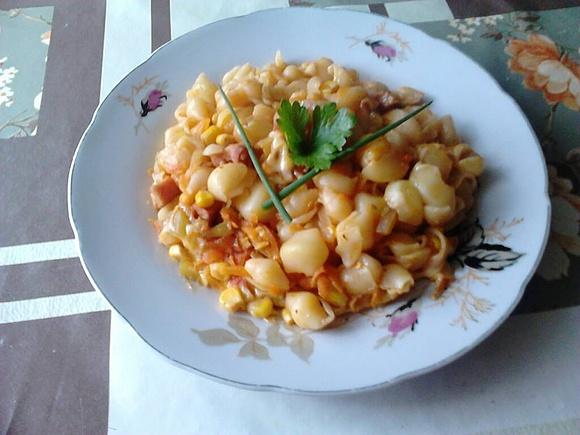 Makaron włoski zapiekany w sosie pomidorowo-serowym
