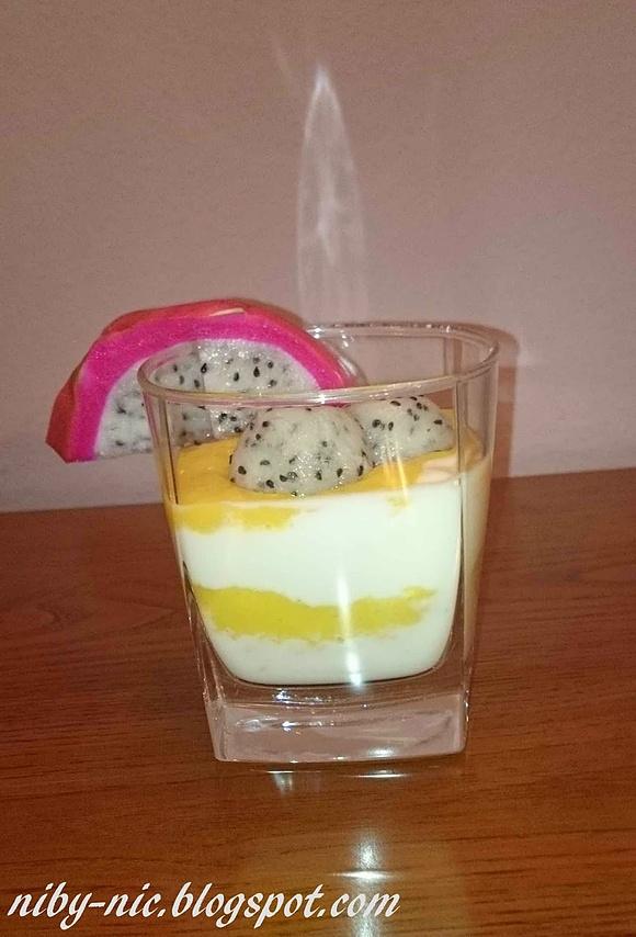 Smoczy deser z pitaji mango i jogurtem