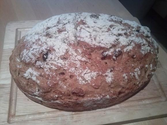 Chleb domowy z garnka z musli, rodzynkami, żurawiną i jagodami goji