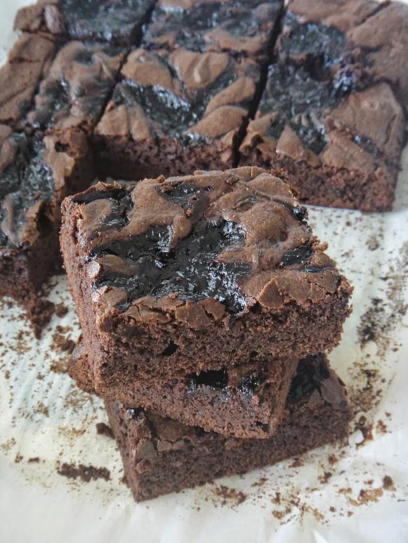 Brownie z dżemem czereśniowym
