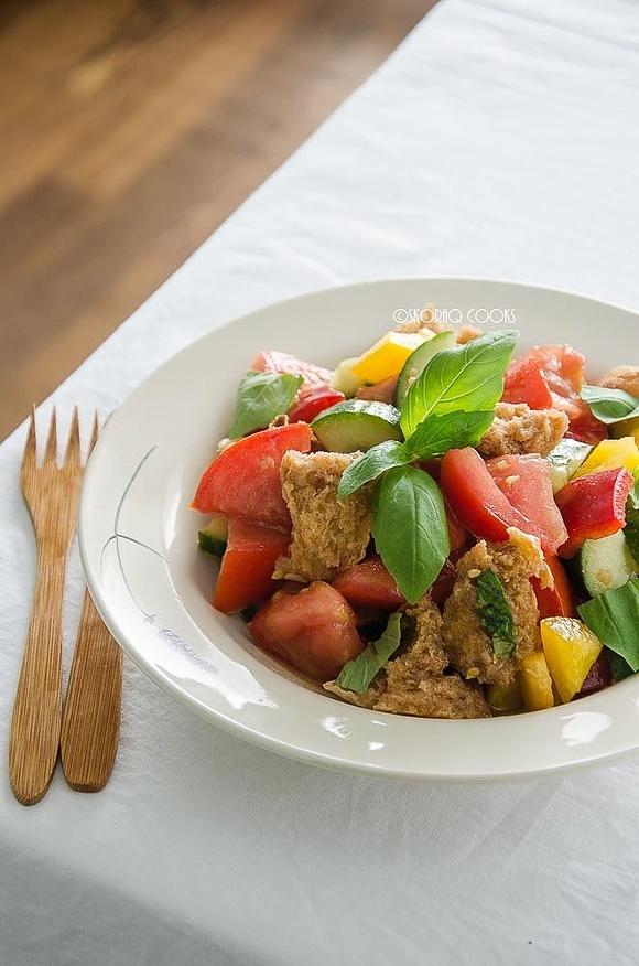 Sałatka Panzanella - przepis na włoską sałatkę z chleba i warzyw