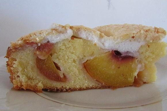 Ciasto z brzoskwiniami i bezą
