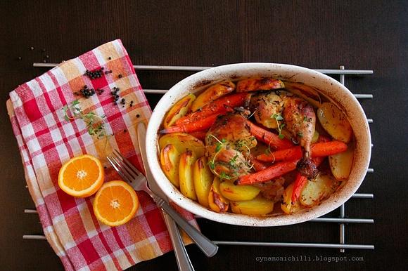 Pomarańczowo-rozmarynowe udka z kurczaka z pieczonymi warzywami