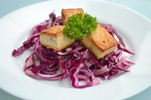 Smażone tofu z sezamem na colesławie z czerwonej kapusty