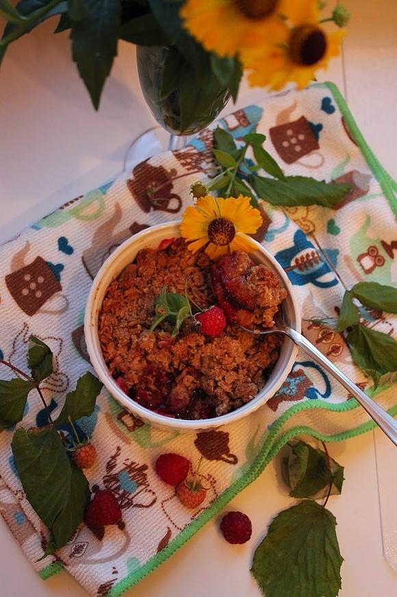 Orkiszowe crumble ze śliwkami i malinami
