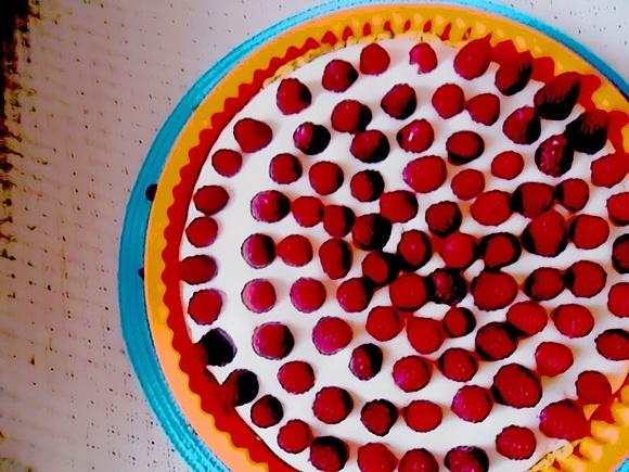 Krucha tarta z białą czekoladą i malinami