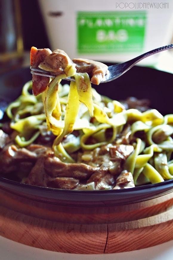 Zielone tagliatelle z sosem grzybowo-śmietanowym