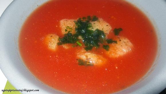 Zupa pomidorowa ala Krwawa Mery z bazyliowymi grzankami