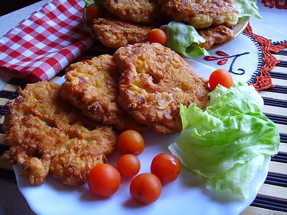 Naleśnikowe placuszki z szynką serem i dodatkami przypominające pizzę