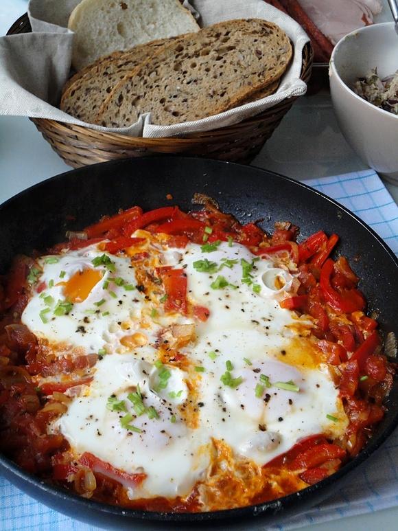 Tureckie Menemen - tradycyjne danie śniadaniowe z jajek i warzyw