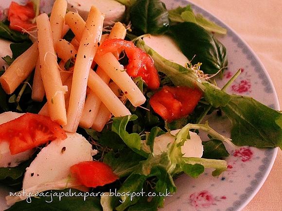Sałatka ze szparagami, rukolą i mozzarellą
