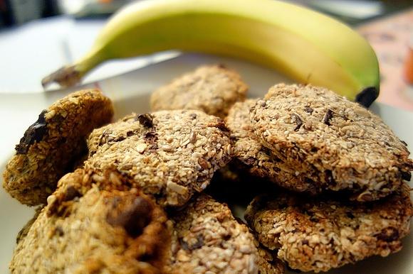 Ciastka owsiane z bananem i gorzką czekoladą