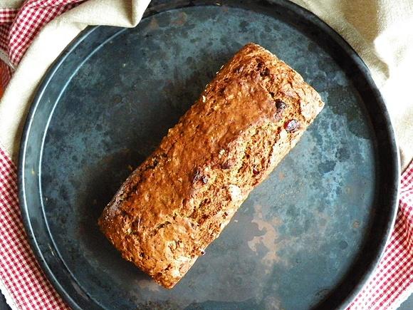 Bananowy chlebek z figą i żurawiną, najlepszy z masłem i konfiturą mirabelkową