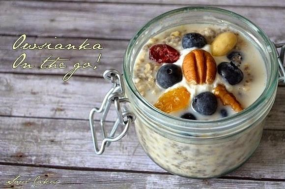 Nocna owsianka pudding z bakaliami i chia