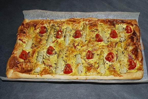 Tarta z białymi szparagami na cieście francuskim