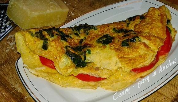 Omlet ze szpinakiem i pomidorami