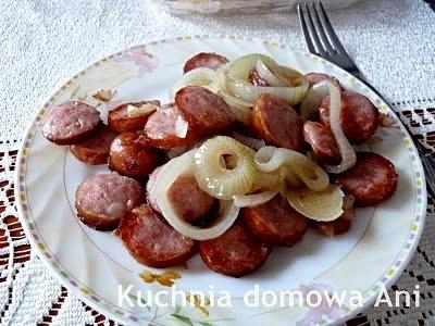 Kiełbasa z cebulą na śniadanie lub kolację