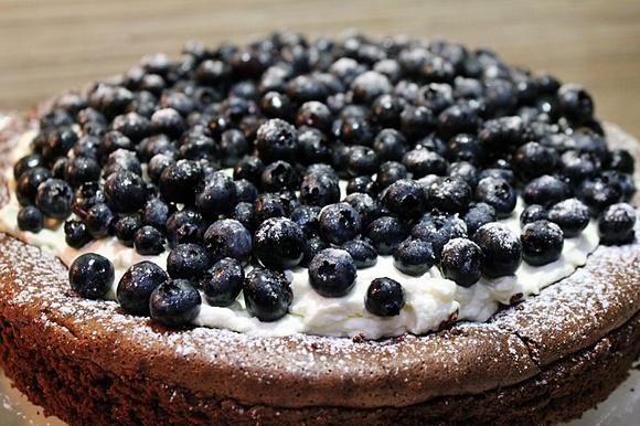 Ciasto czekoladowe z mascarpone i owocami