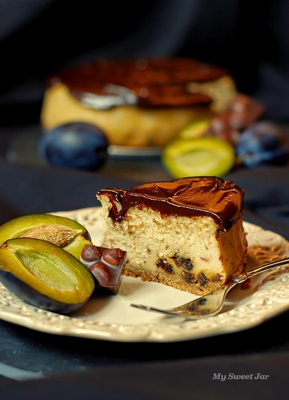 Sernik śliwkowy z nutą cynamonu i ganache