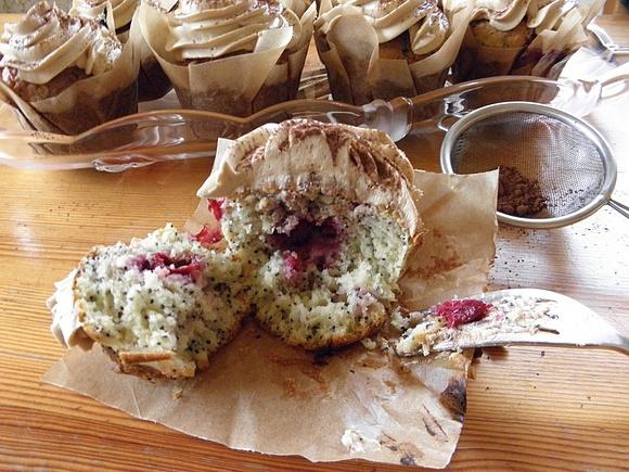 Muffiny z makiem wiśniami i kremem kawowym