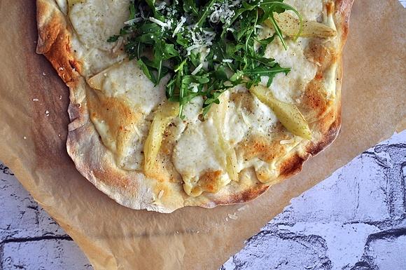 Pizza z gruszką, kozim serem i rukolą