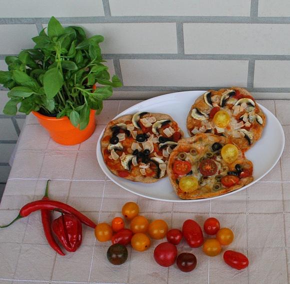 Mini pizze na spodzie z mąki orkiszowej pełnoziarnistej