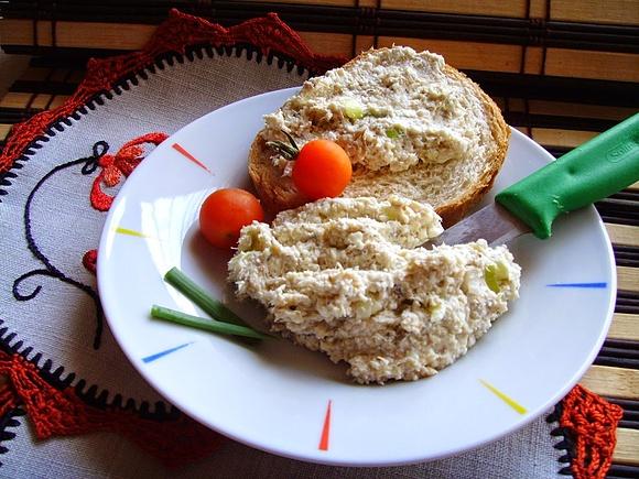 Pasta twarogowa z rybą w oleju i cebulką dymką